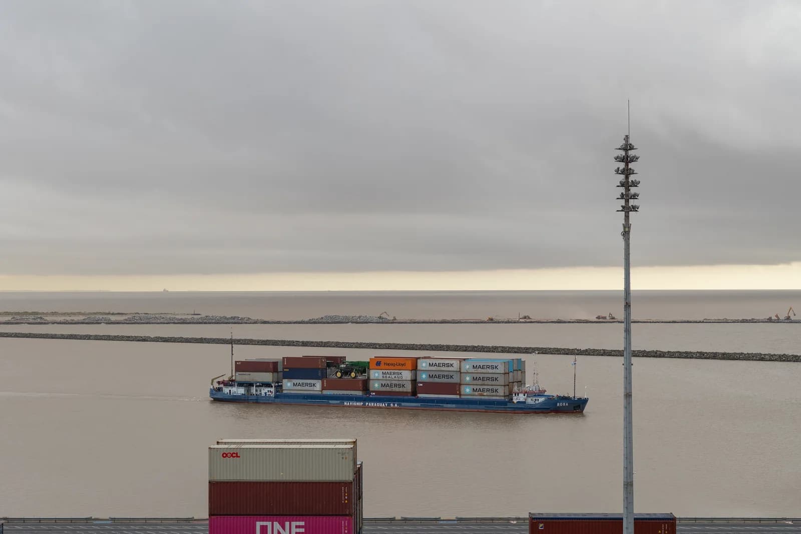 Cargo ship and container terminal supporting international shipment coordination